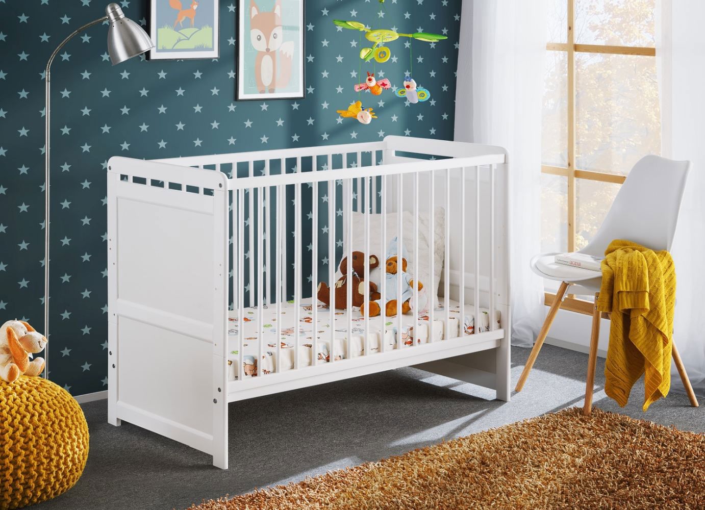 Gitterbett / Babybett mit einer Mattratze Avaldsnes 10, Farbe: Weiß - Abmessungen: 90 x 124 x 67 cm (H x B x T)