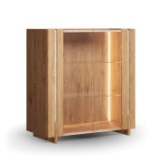 Vitrine | Farbe: Eiche Natur | Massivholz | Eichenholz geölt | Travertin Stein | 100 x 46 x 106 cm | 2 Glastüren | 3 Fächer | inkl. LED-Beleuchtung
