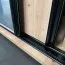 Schwarzer Kleiderschrank Mina mit Schiebetüren, Anti Staubbürsten enthalten, platzsparend, viel Stauraum, 235,2 x 110 x 60 cm, Lamellen in Eichen Optik