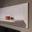 Schlichtes Wandregal mit dekorativen Relief-Streifen | Hängeregal | 37 x 140 x 22 cm | Kaschmir | elegantes Design | UV-Mattlack