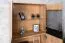 Vitrine Lincolnia 03, Farbe: Eiche / Schwarz - Abmessungen: 160 x 90 x 40 cm (H x B x T), mit 4 Türen und 4 Fächern