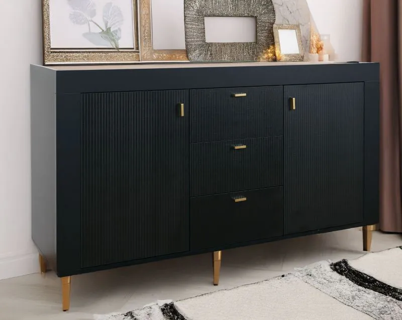 Stabiles Sideboard / Kommode mit vier Fächer Barbe 17, drei Schubladen, Farbe: Schwarz matt, ABS-Kantenschutz, Griffe: Gold, zwei Türen, Maße: 83,5 x 137 x 40 cm, leicht kombinierbar mit anderen Möbeln